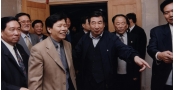 2000年国务院副总理李岚清在董事长陪同下参观ag真人平台官方集团－7